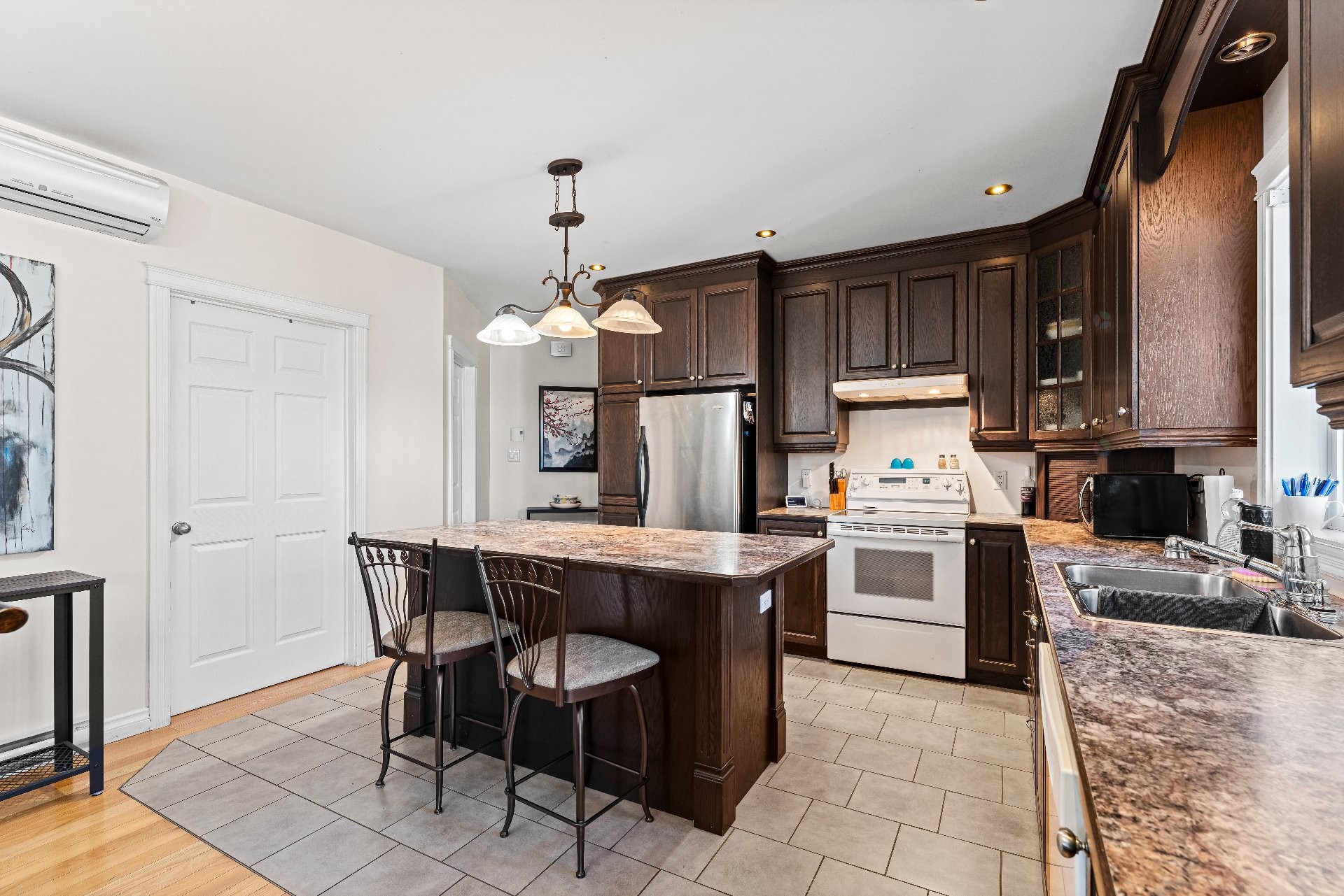 









885Z

 - 889Z


Rue Child

,
Coaticook,




QC
J1A2C8

