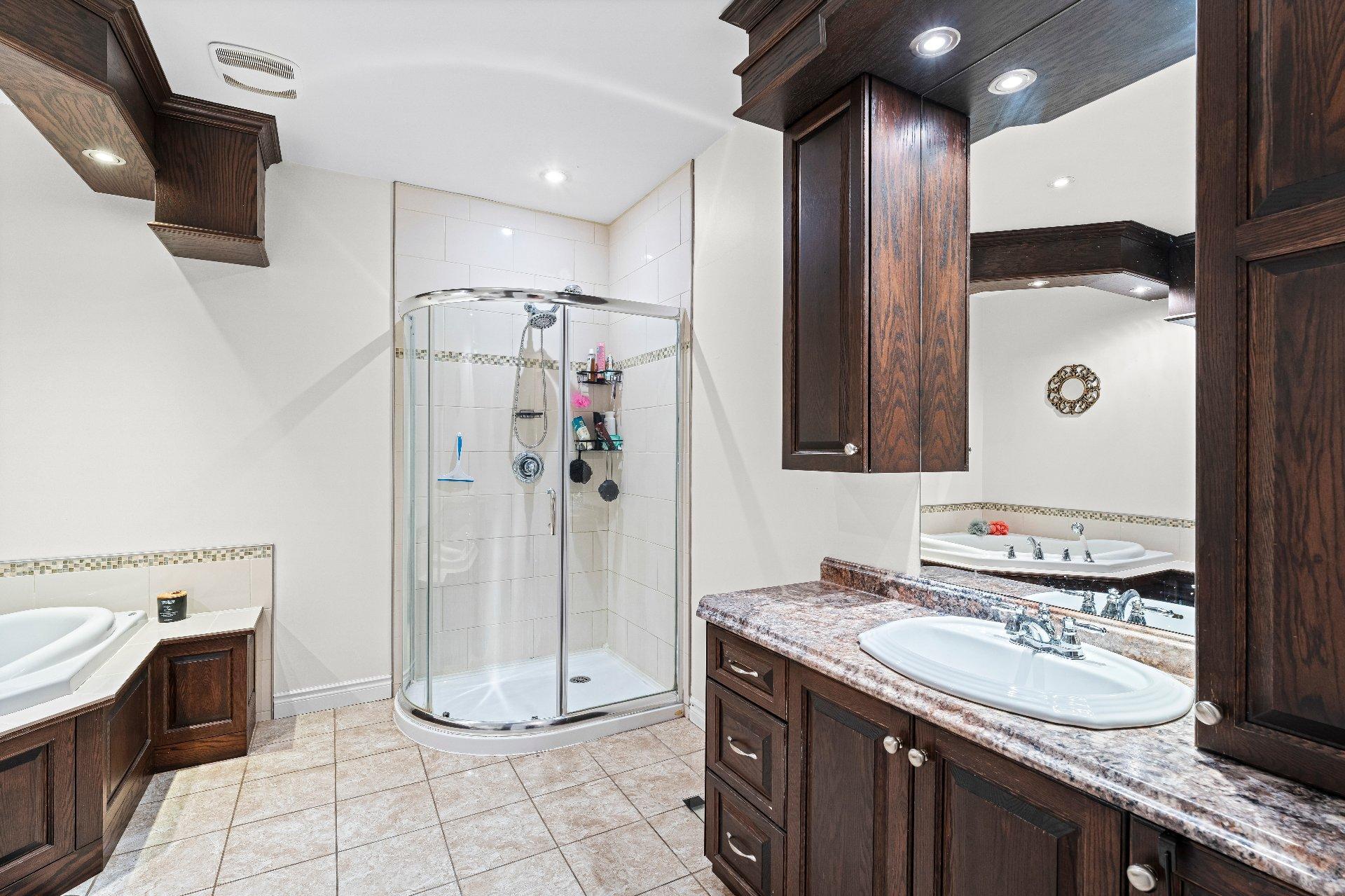 









885

 - 889


Rue Child

,
Coaticook,




QC
J1A2C8

