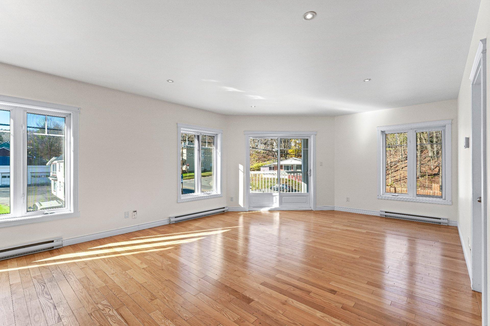 









885

 - 889


Rue Child

,
Coaticook,




QC
J1A2C8

