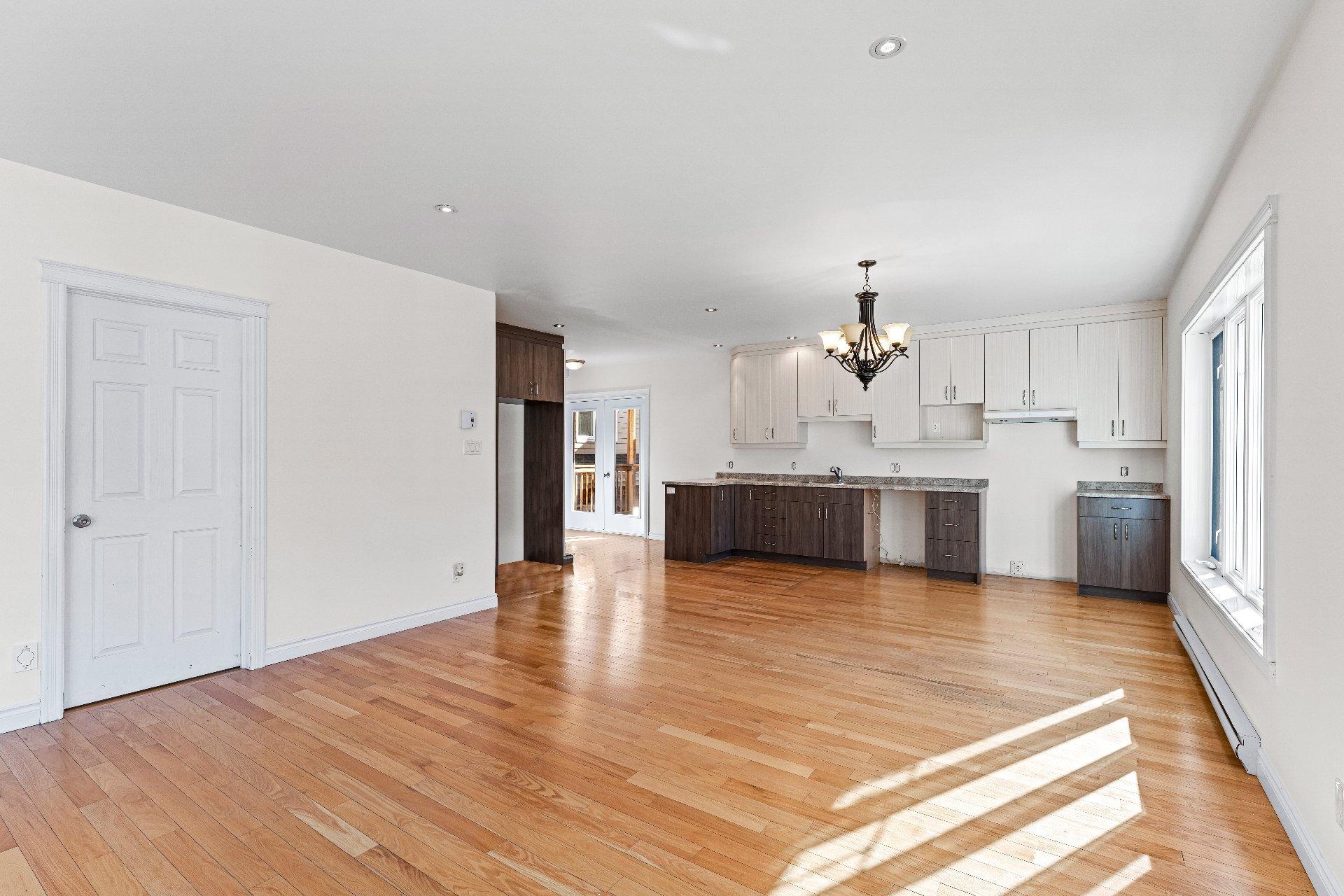 









885

 - 889


Rue Child

,
Coaticook,




QC
J1A2C8

