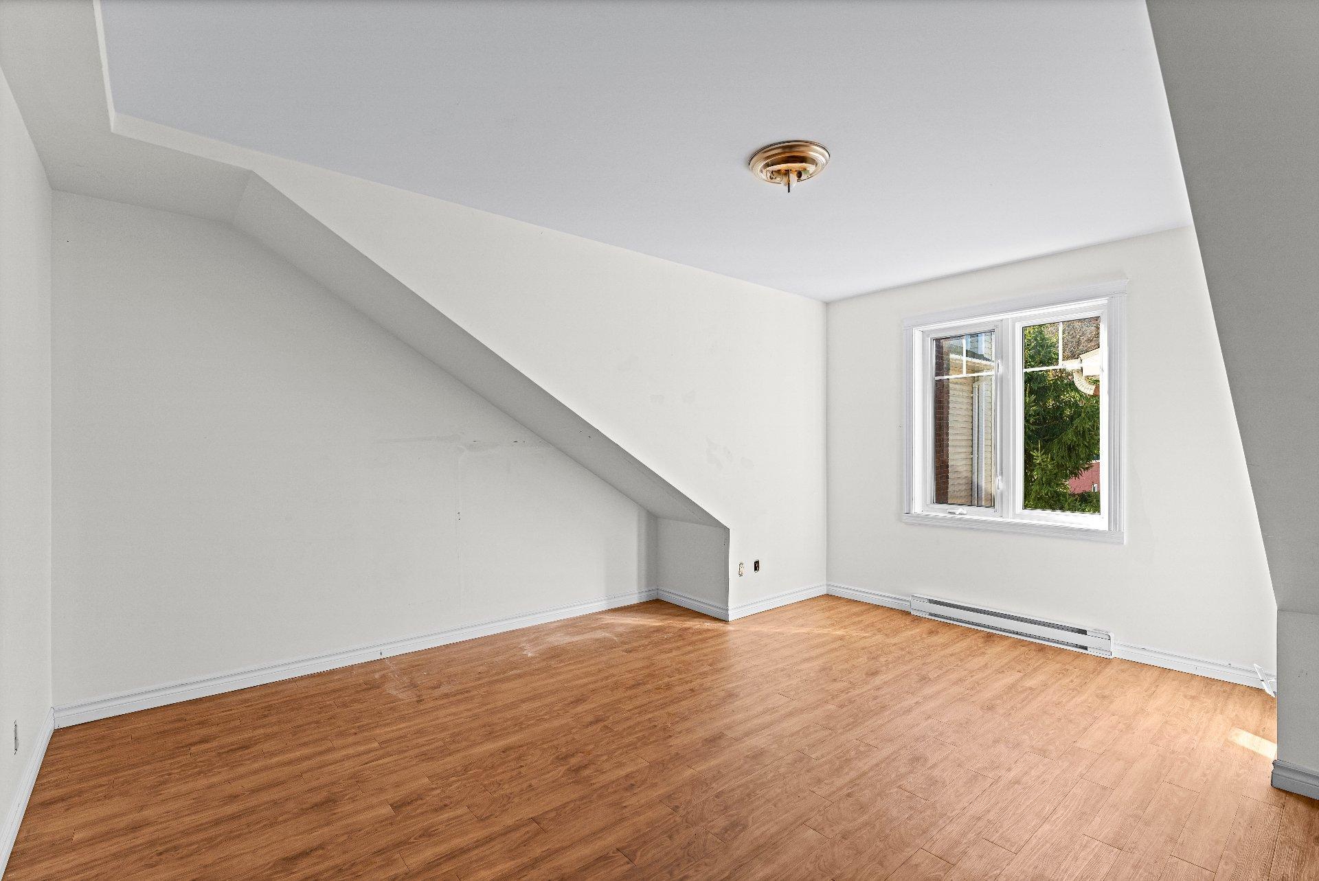 









885

 - 889


Rue Child

,
Coaticook,




QC
J1A2C8

