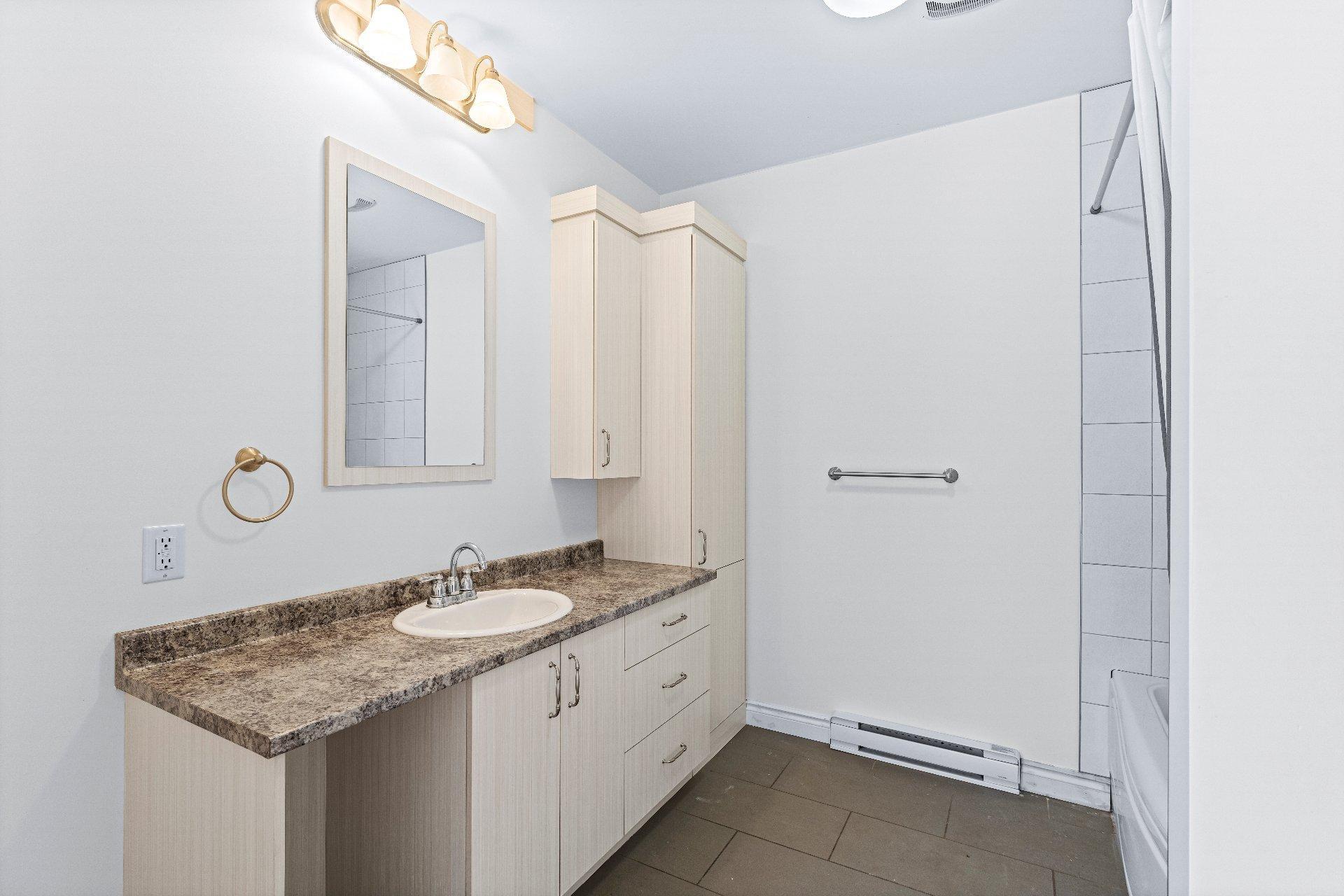 









885

 - 889


Rue Child

,
Coaticook,




QC
J1A2C8

