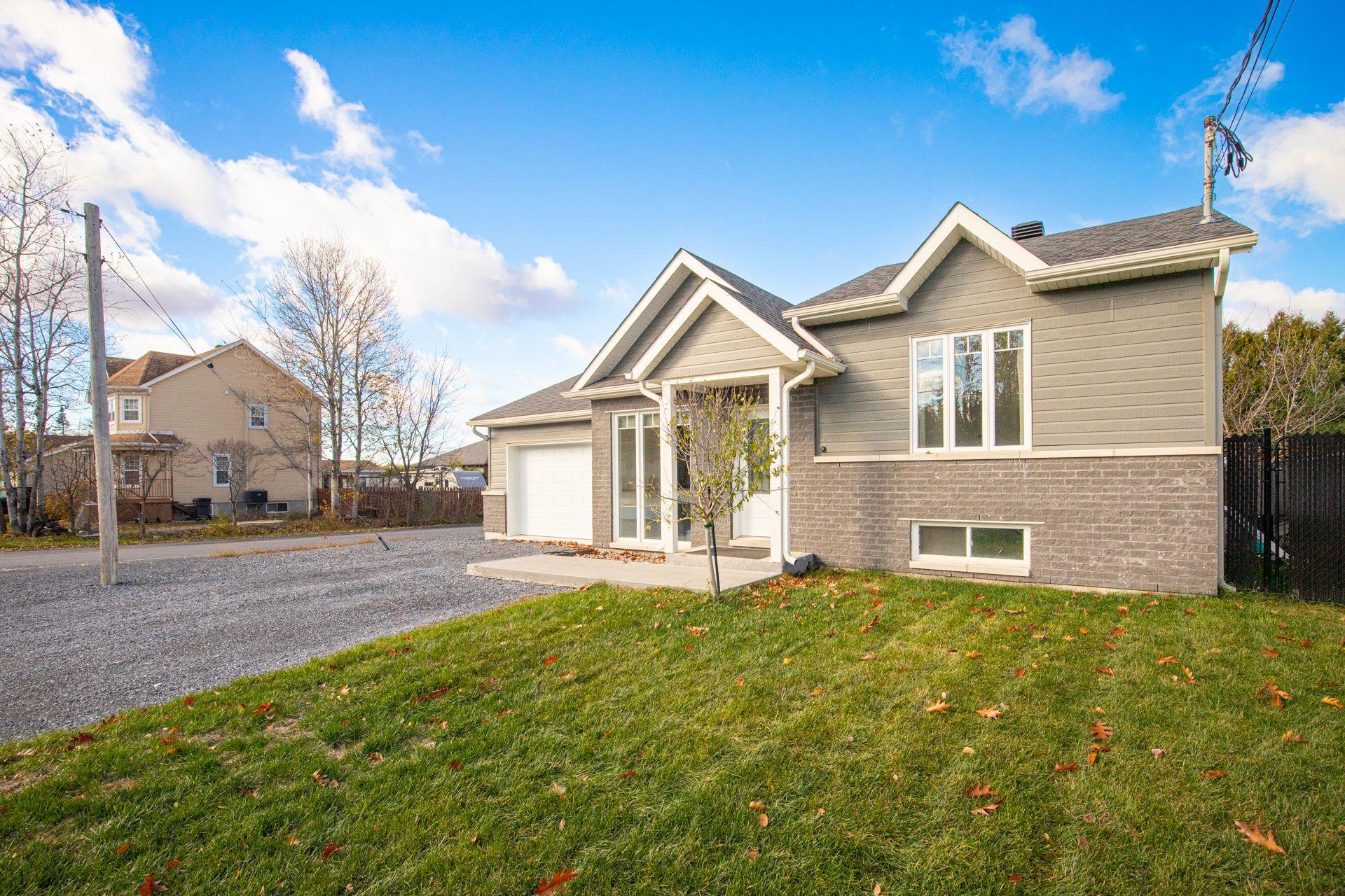 









1387


Rue du Bonheur

,
Saint-Alexandre,




QC
J0J1S0

