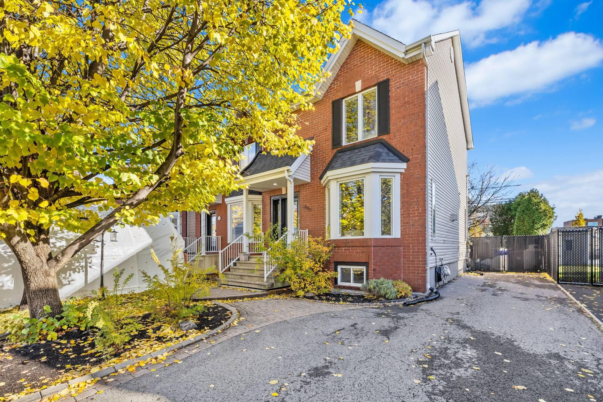 









1990


Rue de Paris

,
Sainte-Julie,




QC
J3E2K7

