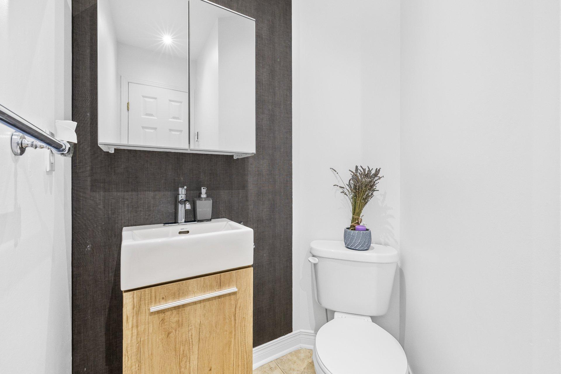 









1990


Rue de Paris

,
Sainte-Julie,




QC
J3E2K7

