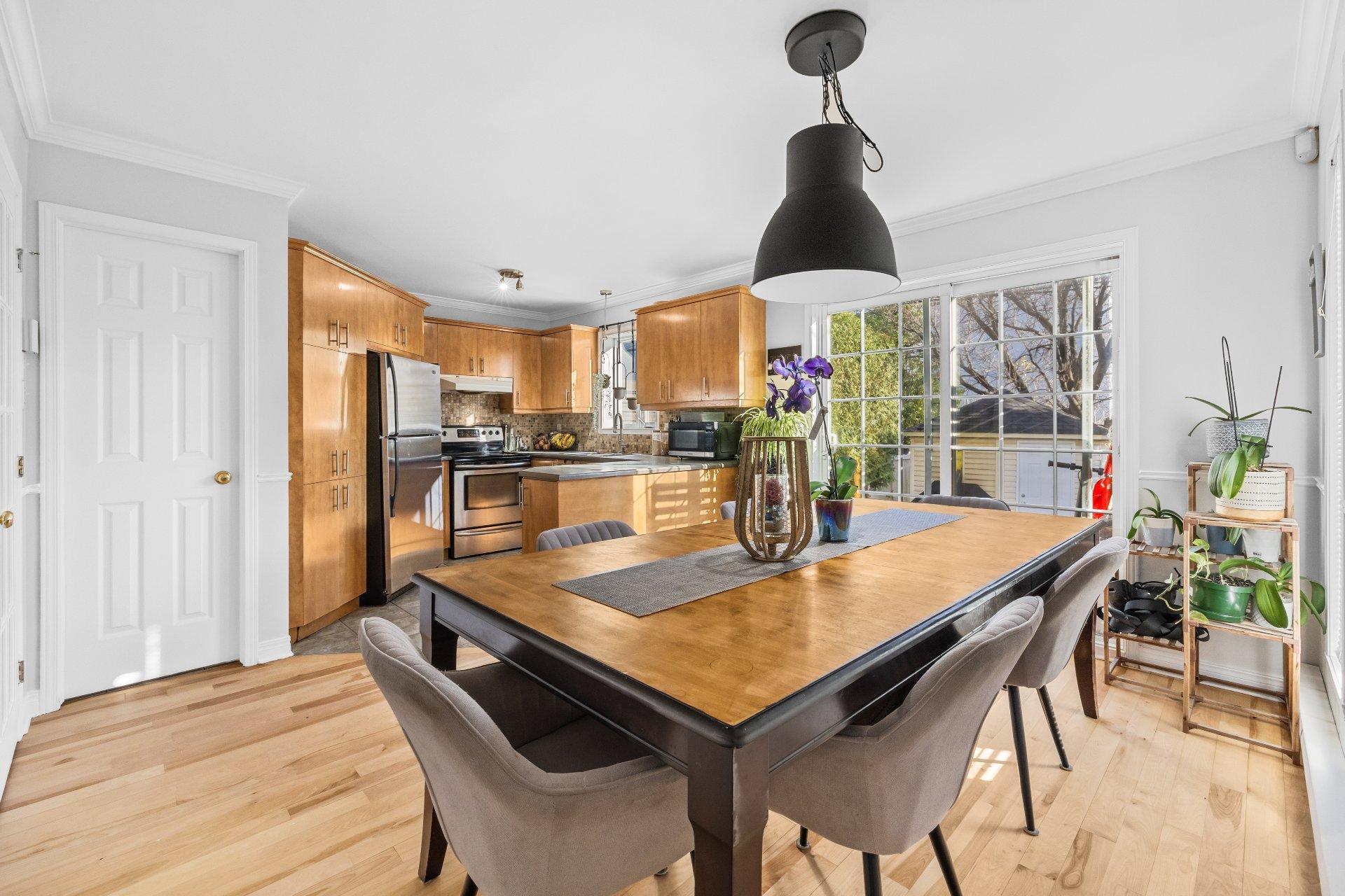 









1990


Rue de Paris

,
Sainte-Julie,




QC
J3E2K7

