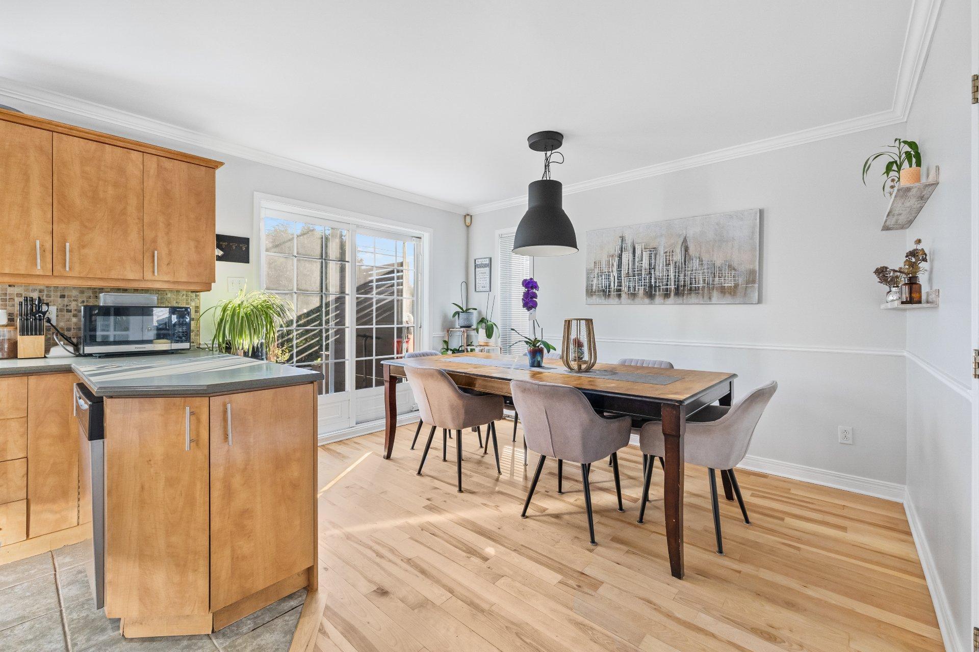 









1990


Rue de Paris

,
Sainte-Julie,




QC
J3E2K7

