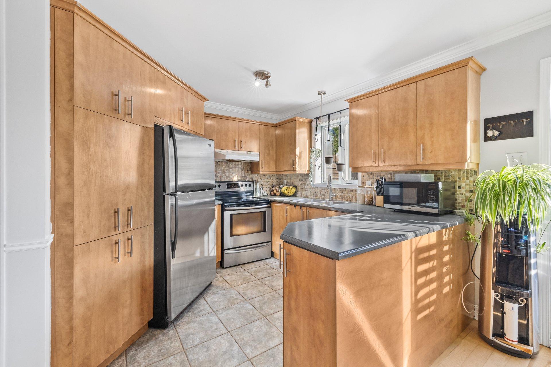 









1990


Rue de Paris

,
Sainte-Julie,




QC
J3E2K7

