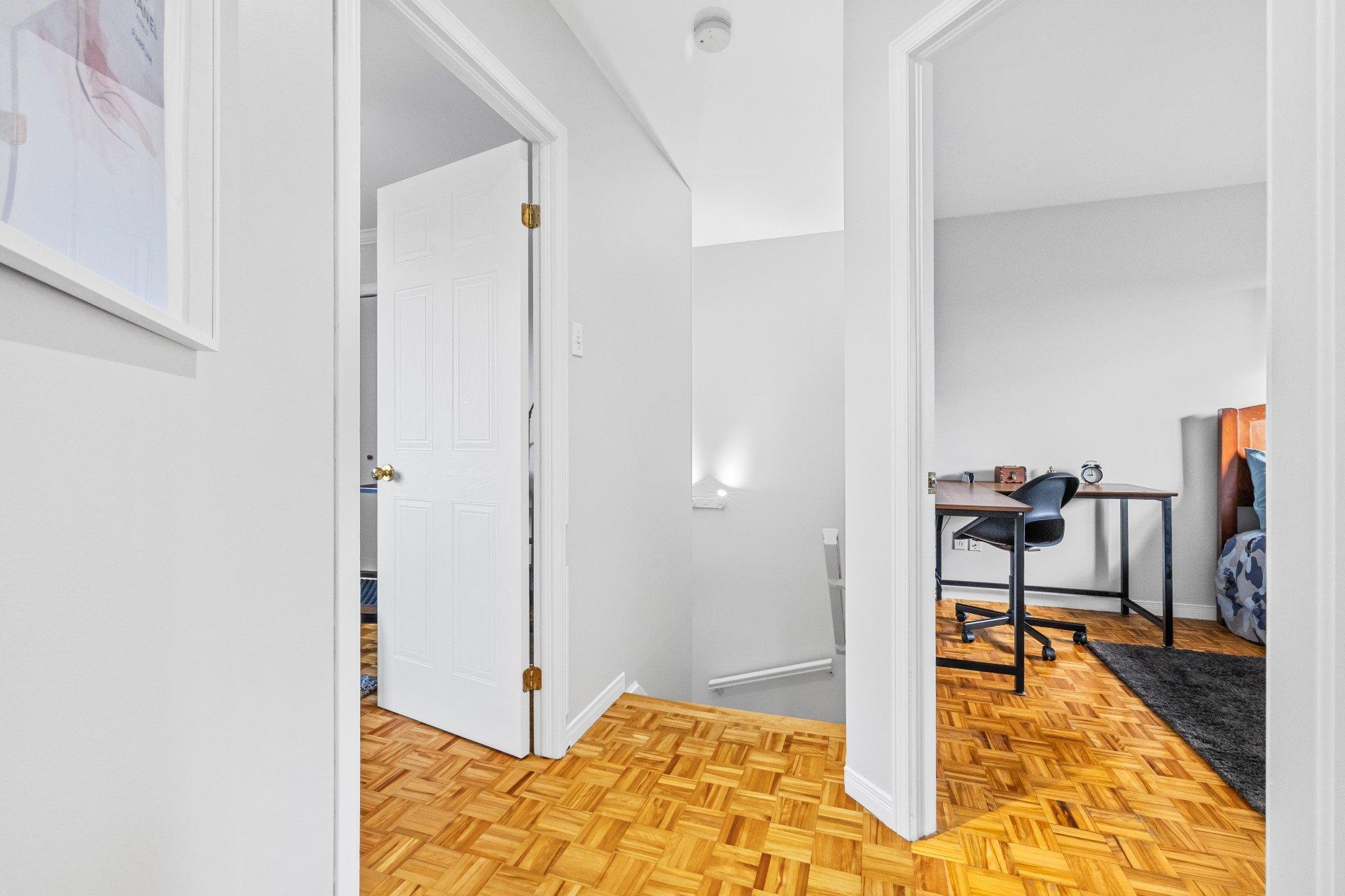 









1990


Rue de Paris

,
Sainte-Julie,




QC
J3E2K7

