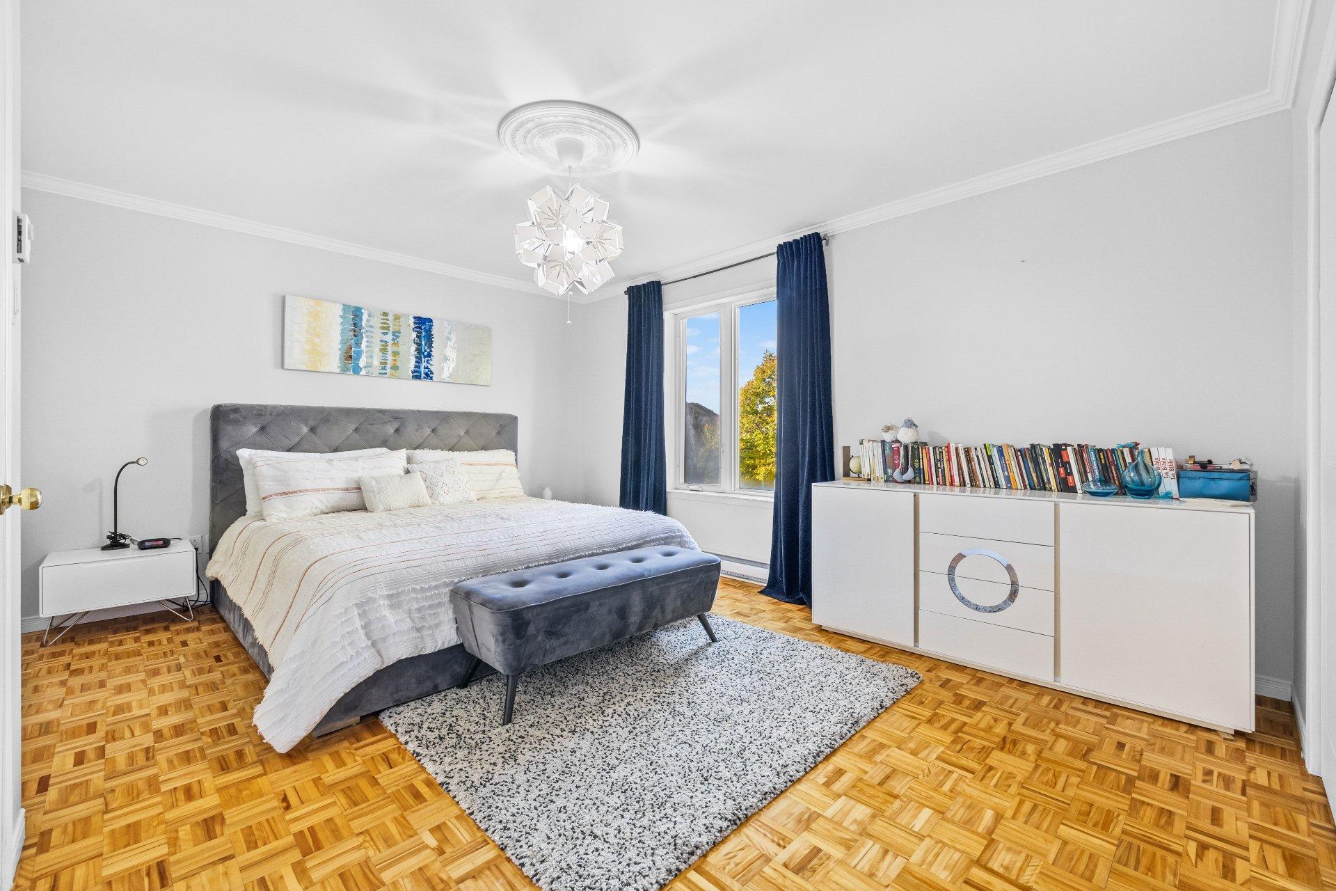 









1990


Rue de Paris

,
Sainte-Julie,




QC
J3E2K7

