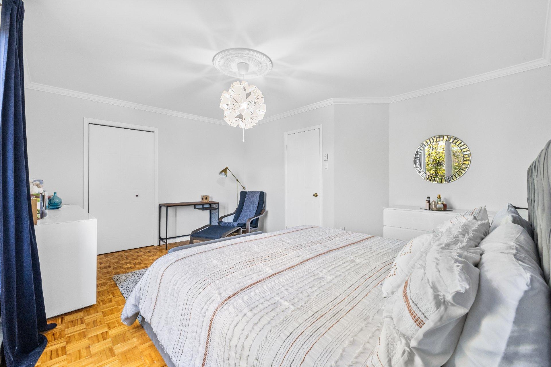 









1990


Rue de Paris

,
Sainte-Julie,




QC
J3E2K7

