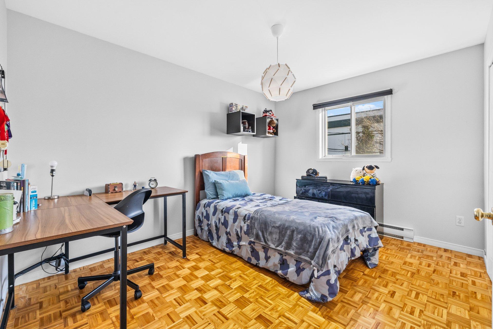 









1990


Rue de Paris

,
Sainte-Julie,




QC
J3E2K7

