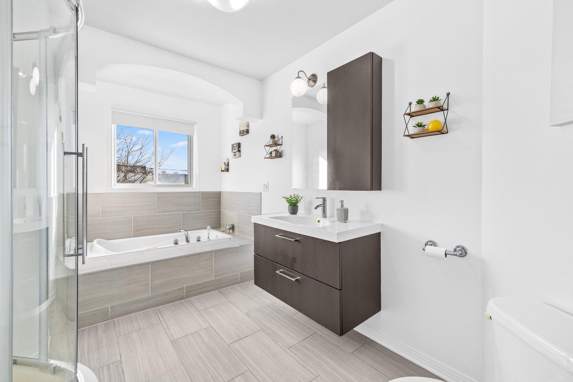 









1990


Rue de Paris

,
Sainte-Julie,




QC
J3E2K7

