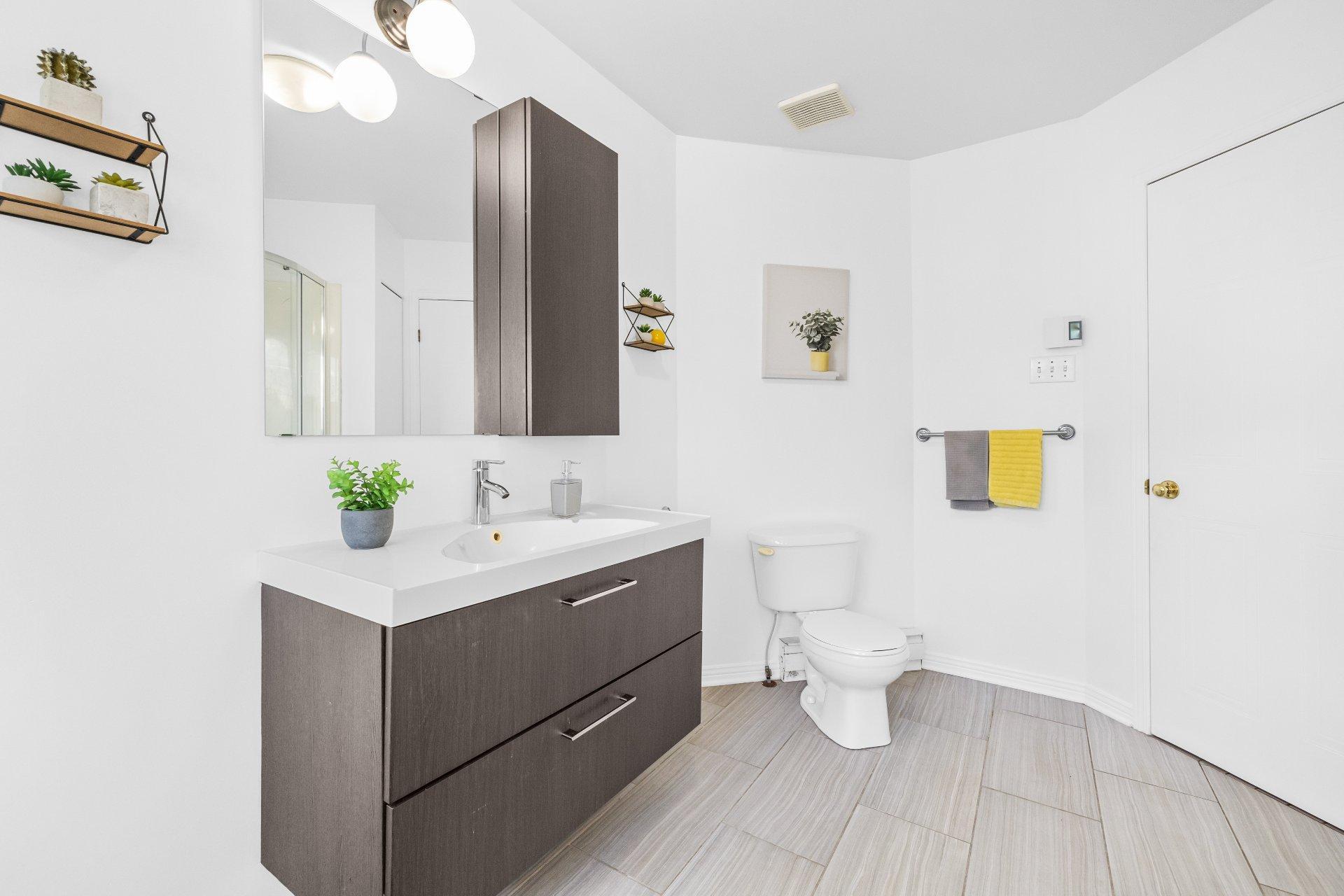 









1990


Rue de Paris

,
Sainte-Julie,




QC
J3E2K7

