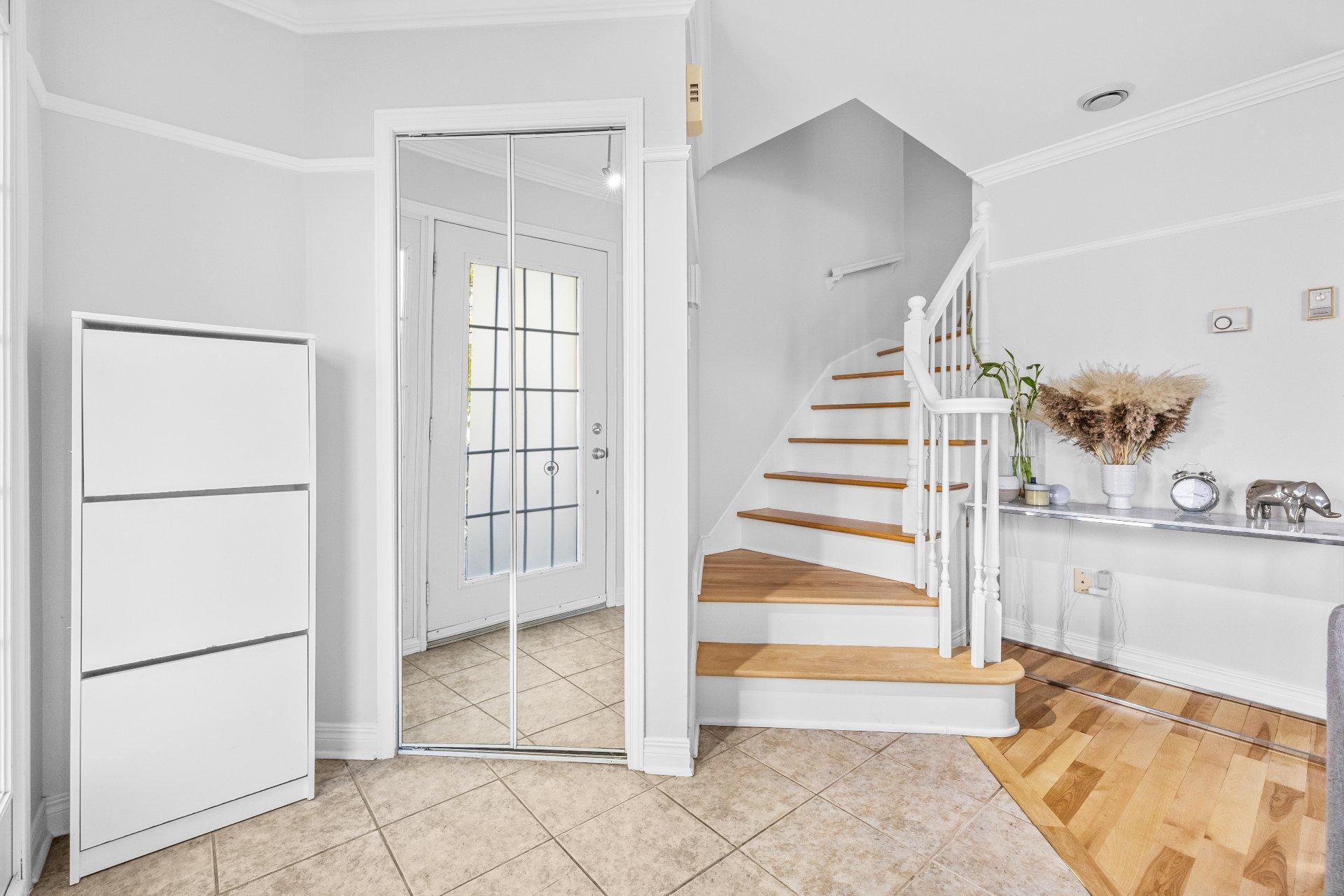 









1990


Rue de Paris

,
Sainte-Julie,




QC
J3E2K7

