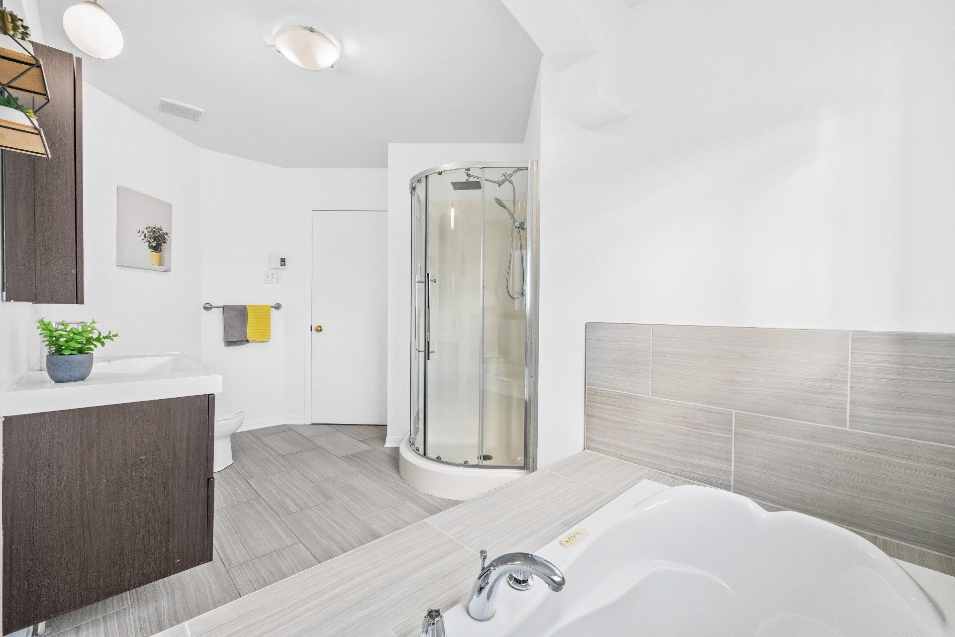 









1990


Rue de Paris

,
Sainte-Julie,




QC
J3E2K7

