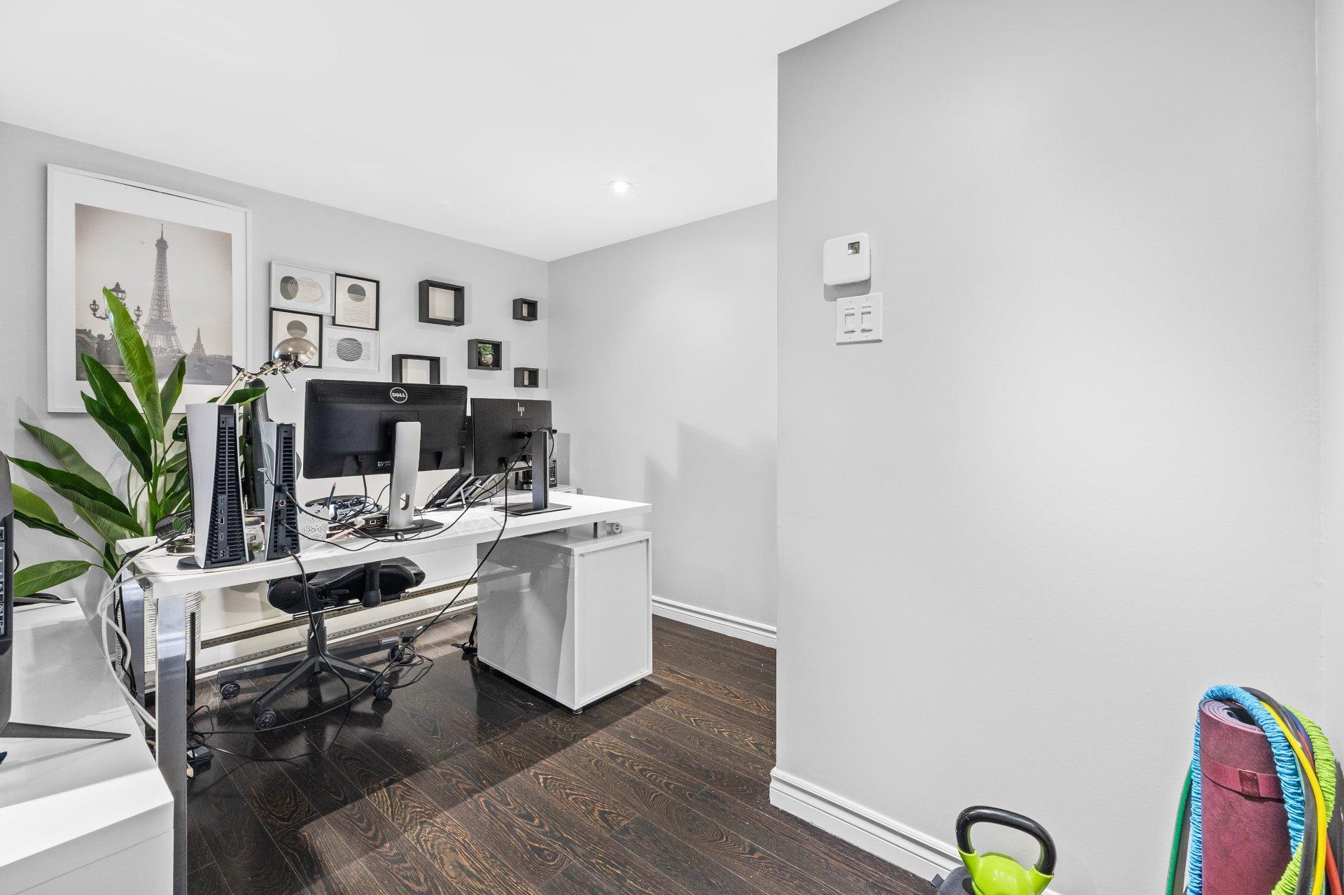 









1990


Rue de Paris

,
Sainte-Julie,




QC
J3E2K7

