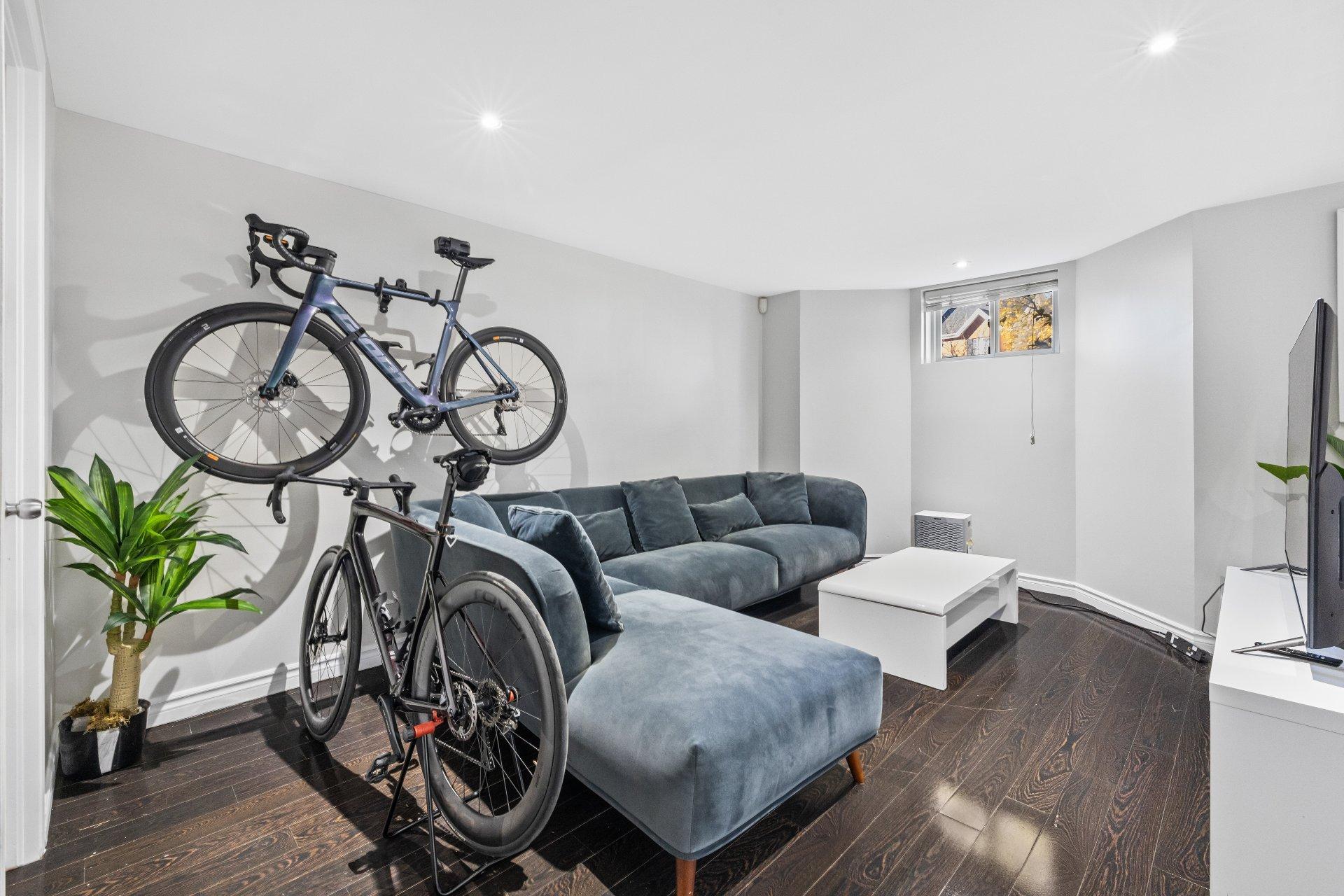 









1990


Rue de Paris

,
Sainte-Julie,




QC
J3E2K7

