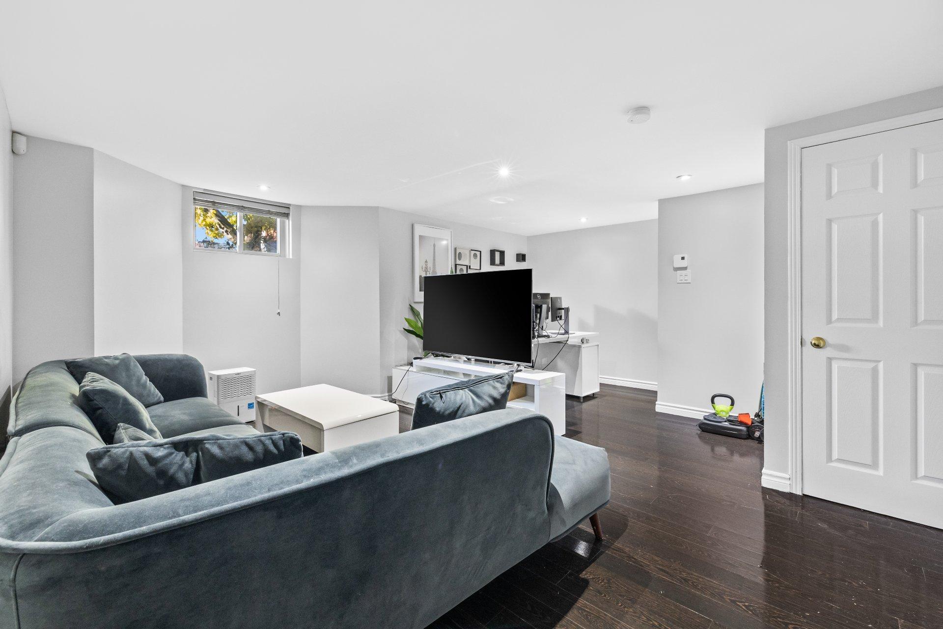 









1990


Rue de Paris

,
Sainte-Julie,




QC
J3E2K7

