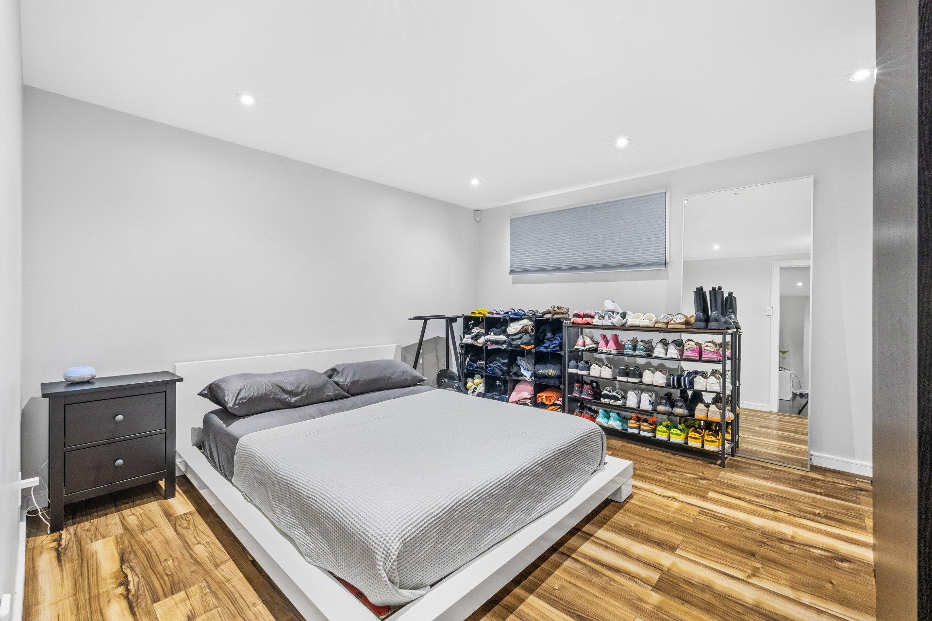 









1990


Rue de Paris

,
Sainte-Julie,




QC
J3E2K7

