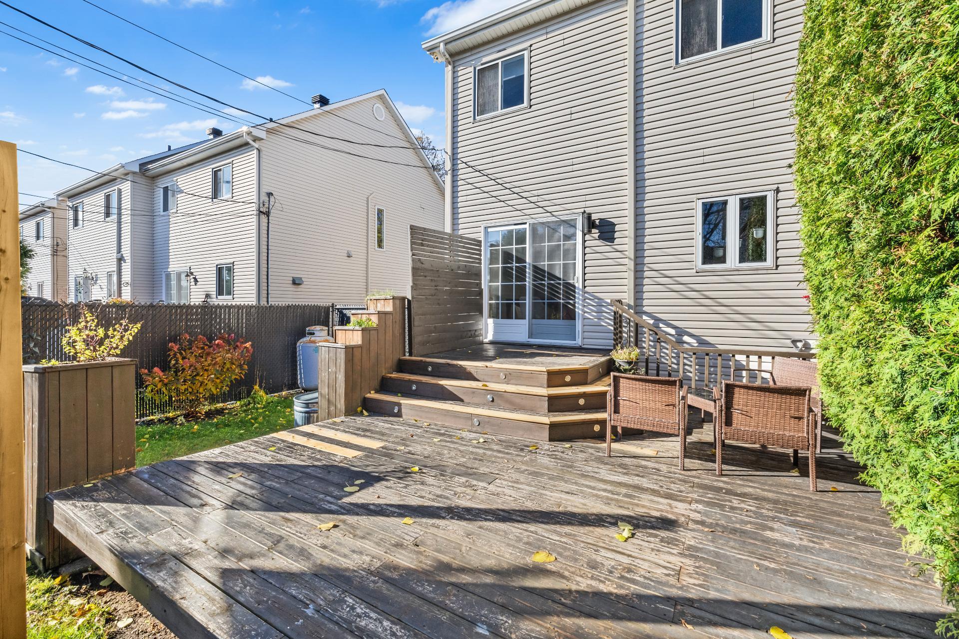 









1990


Rue de Paris

,
Sainte-Julie,




QC
J3E2K7

