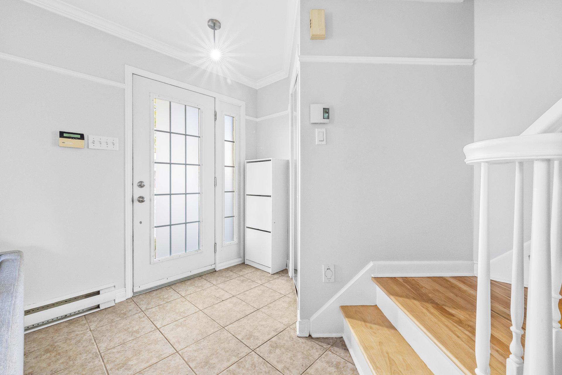 









1990


Rue de Paris

,
Sainte-Julie,




QC
J3E2K7

