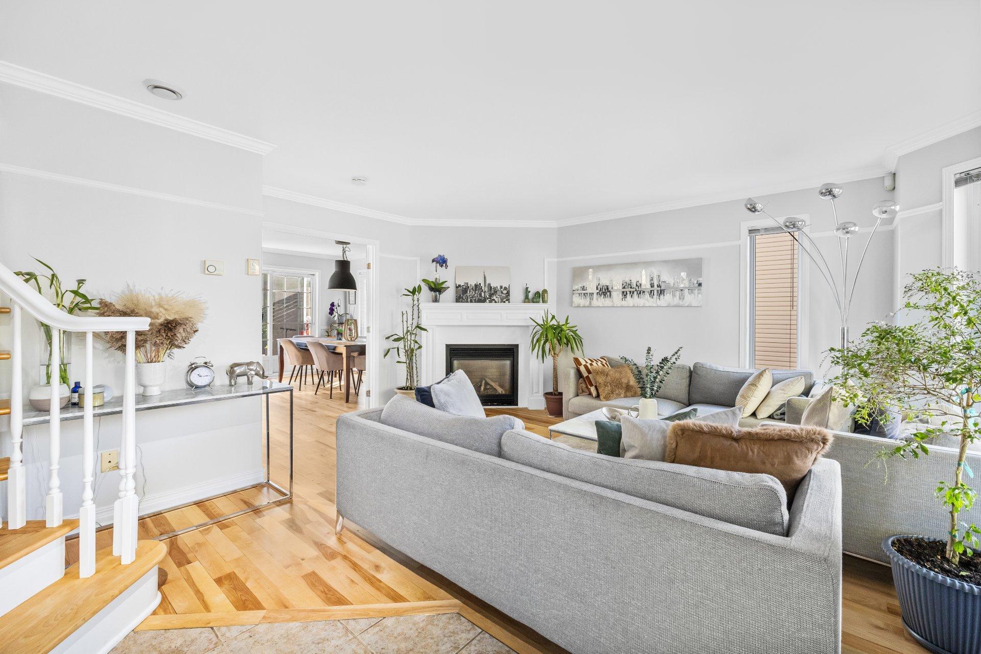 









1990


Rue de Paris

,
Sainte-Julie,




QC
J3E2K7

