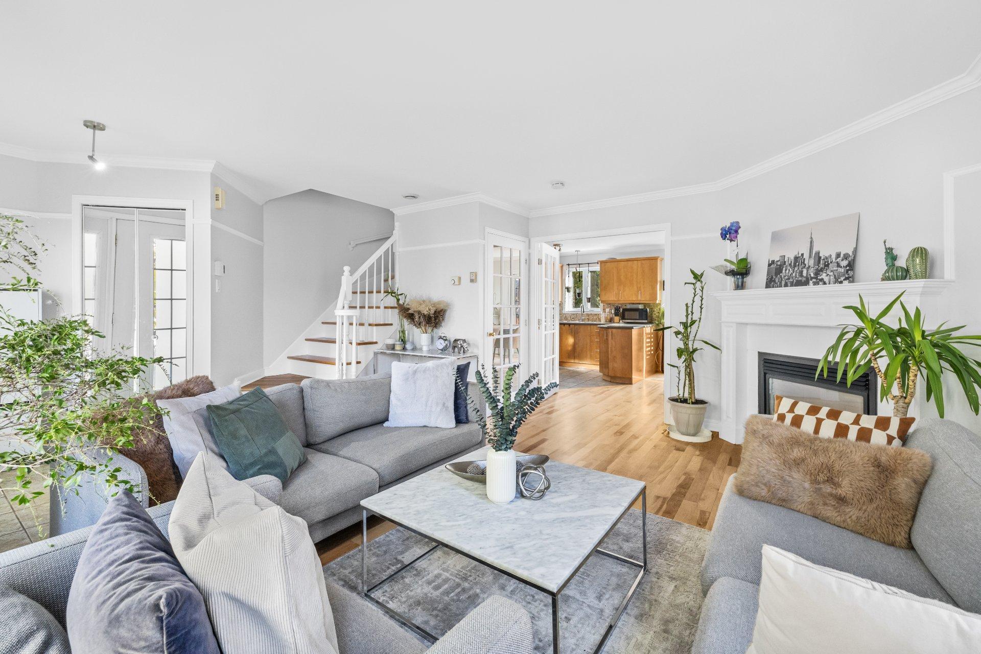 









1990


Rue de Paris

,
Sainte-Julie,




QC
J3E2K7

