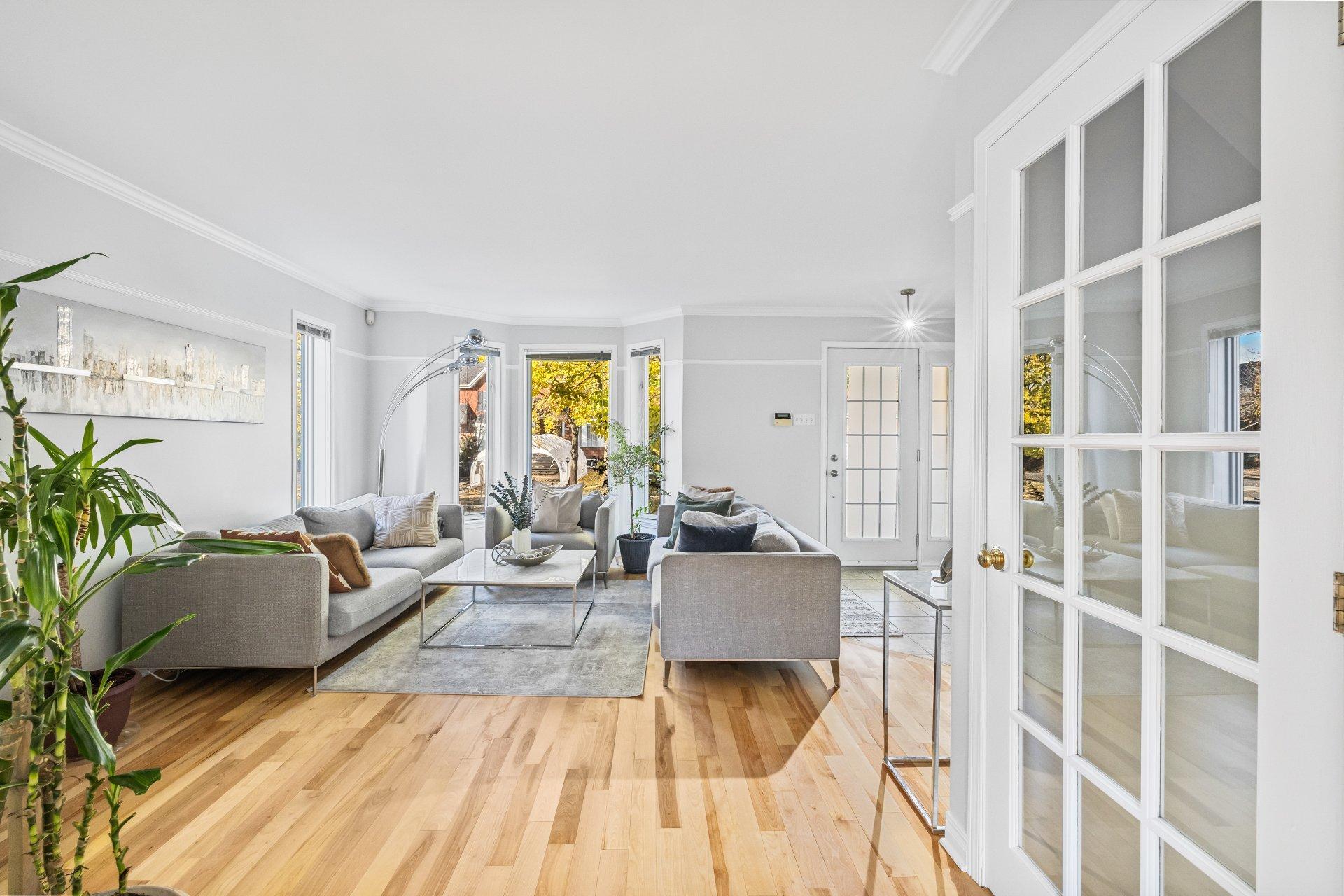 









1990


Rue de Paris

,
Sainte-Julie,




QC
J3E2K7

