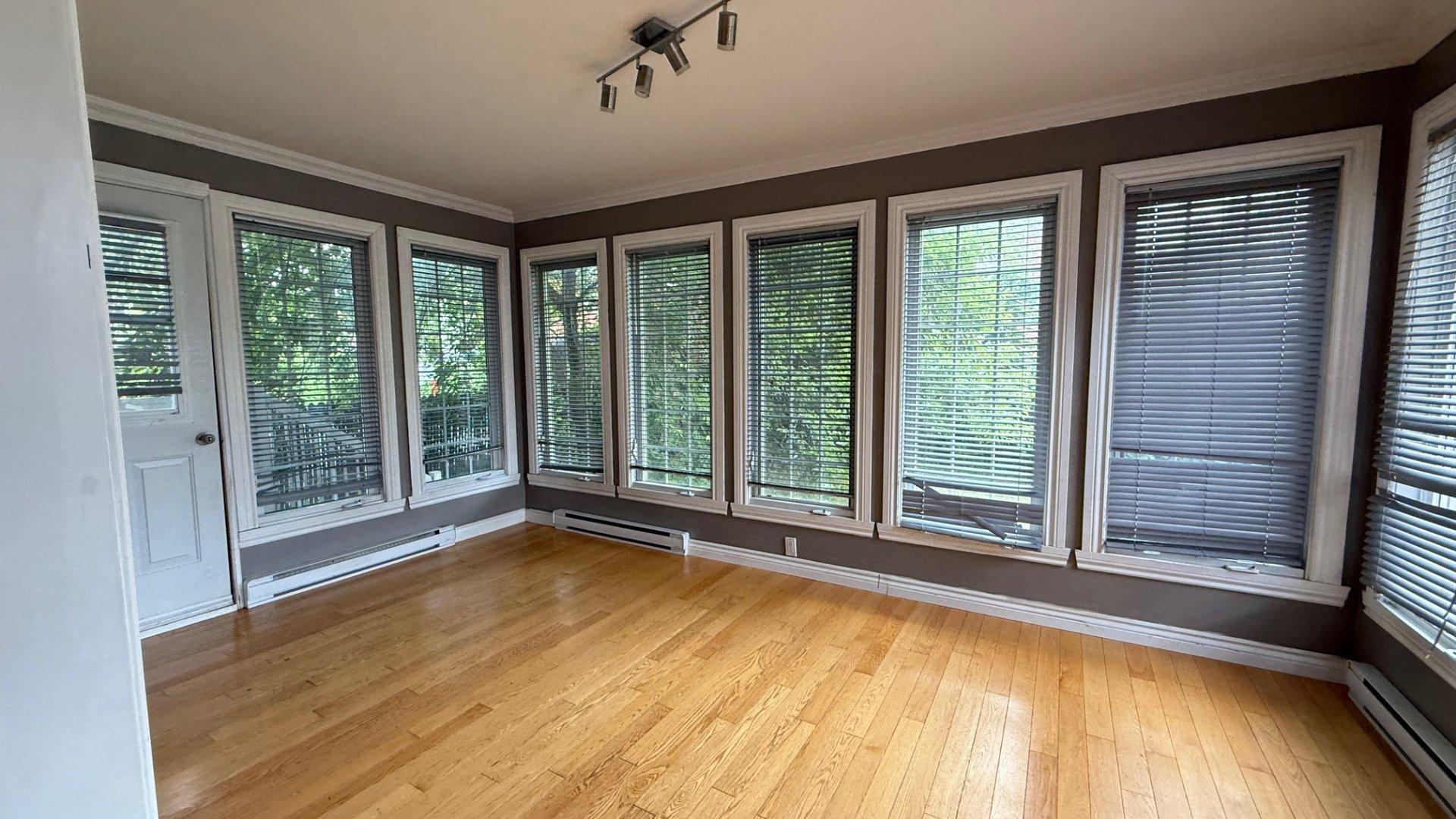 









2760Z

 - 2762Z


Rue Lafrance

,
Montréal (Saint-Laurent),




QC
H4R1H3

