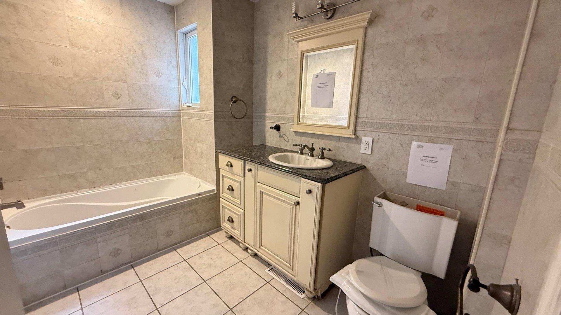 









2760Z

 - 2762Z


Rue Lafrance

,
Montréal (Saint-Laurent),




QC
H4R1H3

