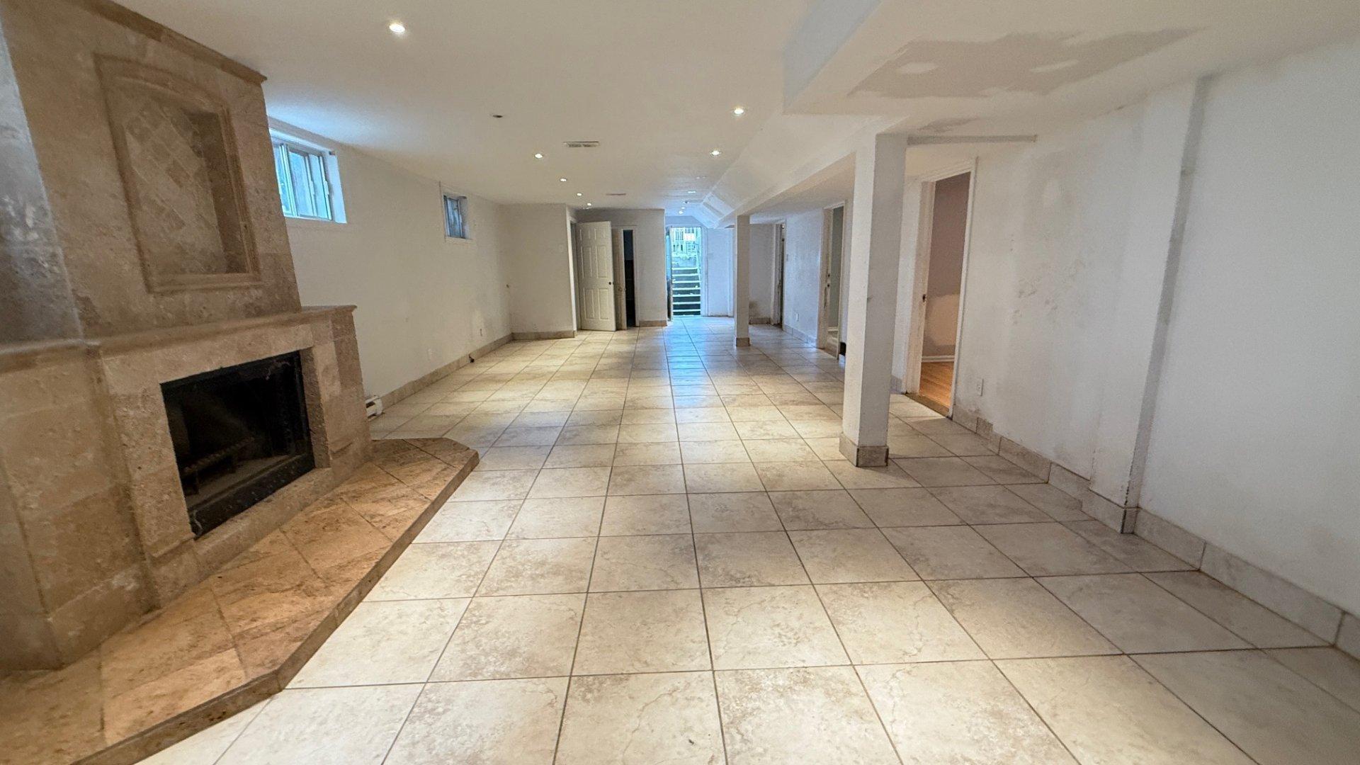 









2760Z

 - 2762Z


Rue Lafrance

,
Montréal (Saint-Laurent),




QC
H4R1H3

