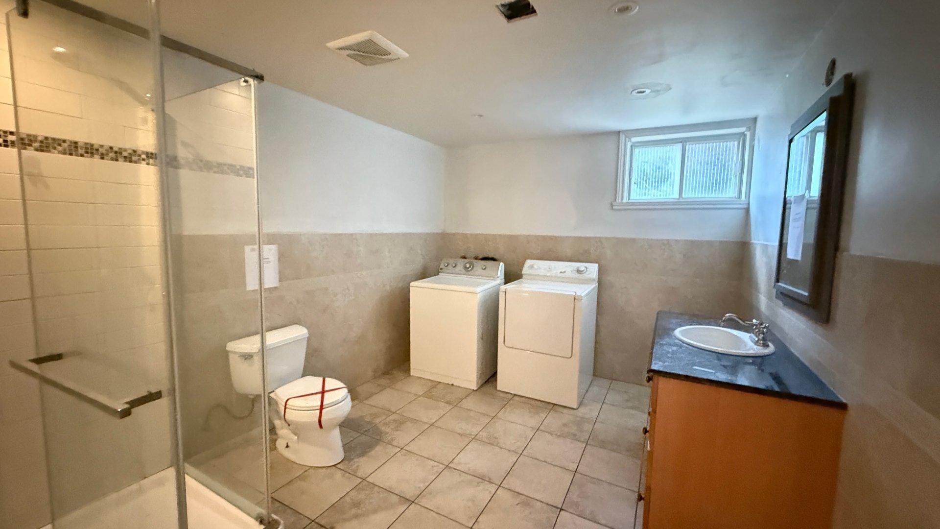 









2760Z

 - 2762Z


Rue Lafrance

,
Montréal (Saint-Laurent),




QC
H4R1H3

