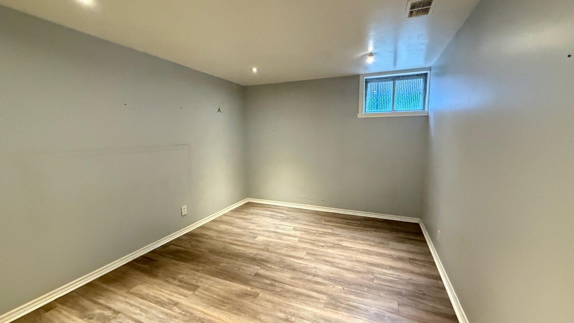 









2760Z

 - 2762Z


Rue Lafrance

,
Montréal (Saint-Laurent),




QC
H4R1H3

