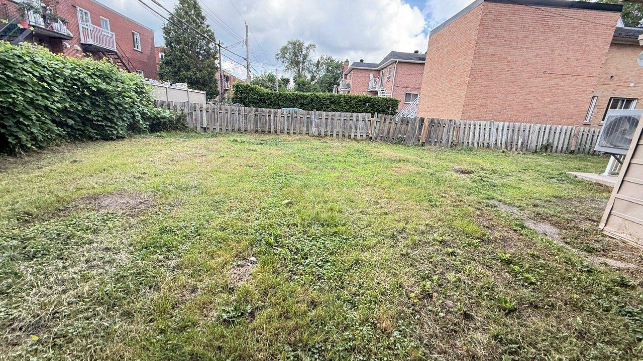 









2760Z

 - 2762Z


Rue Lafrance

,
Montréal (Saint-Laurent),




QC
H4R1H3

