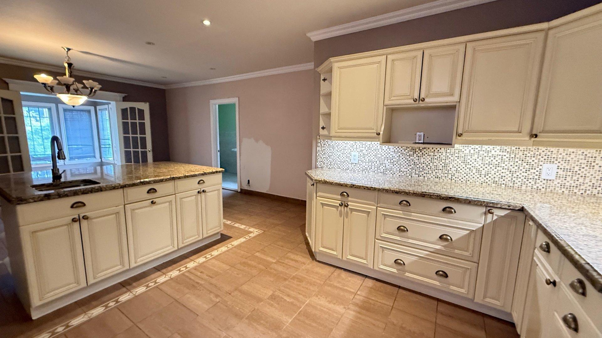 









2760Z

 - 2762Z


Rue Lafrance

,
Montréal (Saint-Laurent),




QC
H4R1H3

