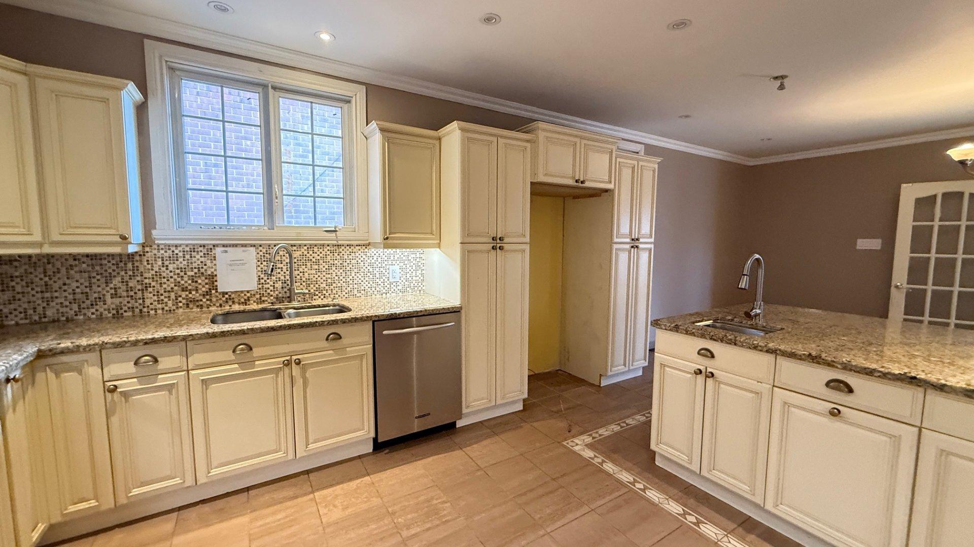 









2760Z

 - 2762Z


Rue Lafrance

,
Montréal (Saint-Laurent),




QC
H4R1H3

