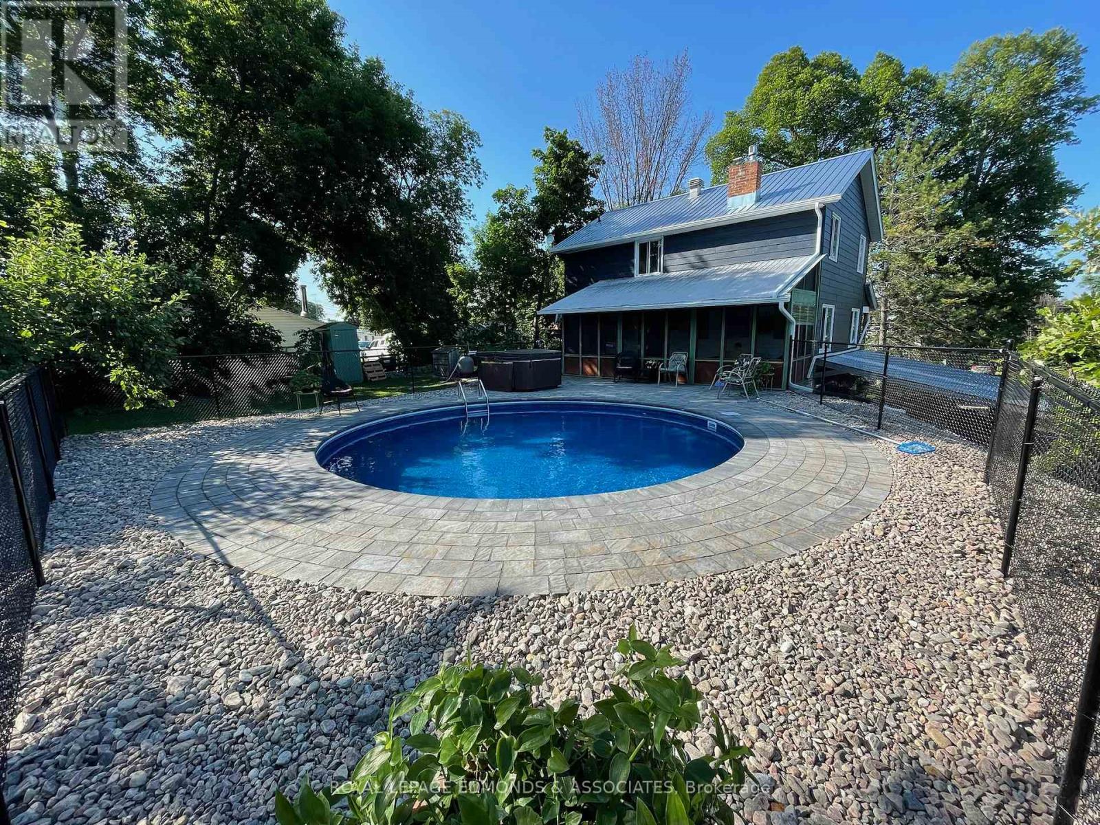 












1854 BEACHBURG ROAD

,
Whitewater Region,




Ontario
K0J1C0

