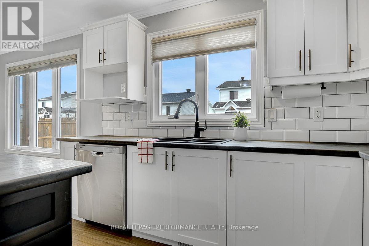 












29 MEADOWLARK STREET

,
Russell,




Ontario
K4R0B8

