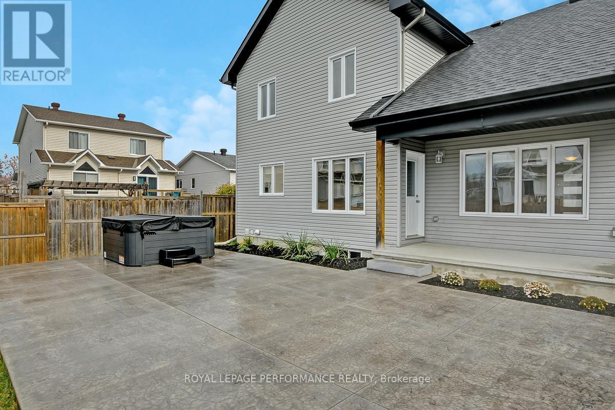 












29 MEADOWLARK STREET

,
Russell,




Ontario
K4R0B8

