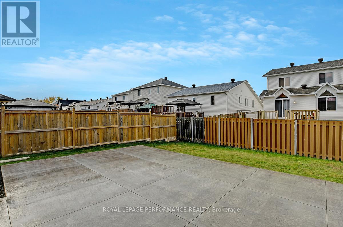 












29 MEADOWLARK STREET

,
Russell,




Ontario
K4R0B8

