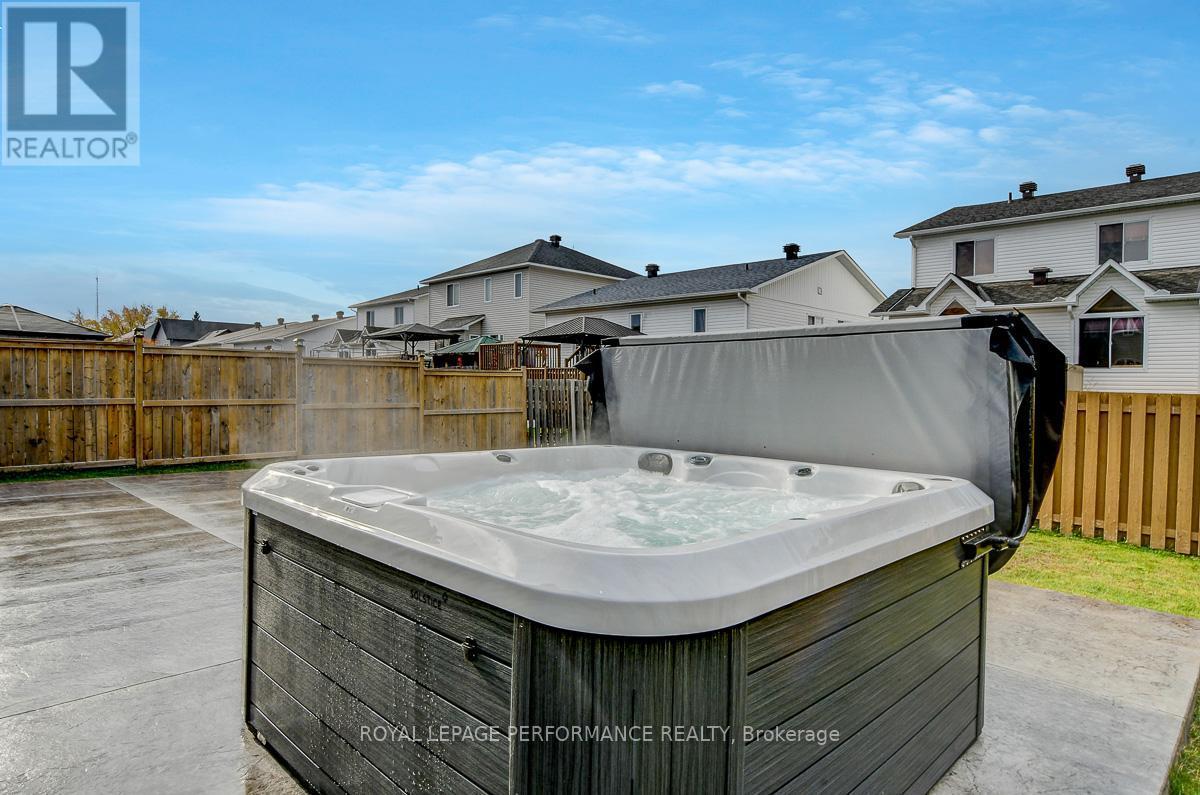 












29 MEADOWLARK STREET

,
Russell,




Ontario
K4R0B8

