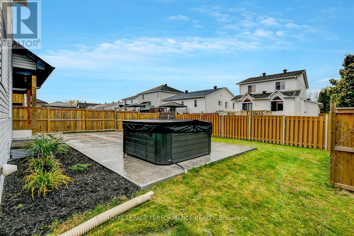 












29 MEADOWLARK STREET

,
Russell,




Ontario
K4R0B8

