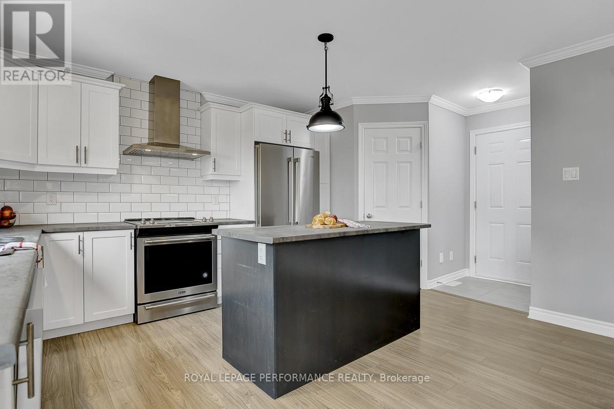 












29 MEADOWLARK STREET

,
Russell,




Ontario
K4R0B8

