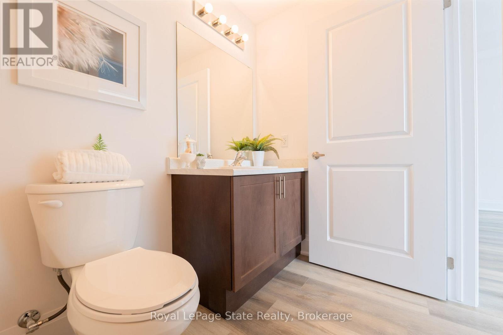 












413 - 470 DUNDAS STREET E

,
Hamilton (Waterdown),




Ontario
L8B2A6

