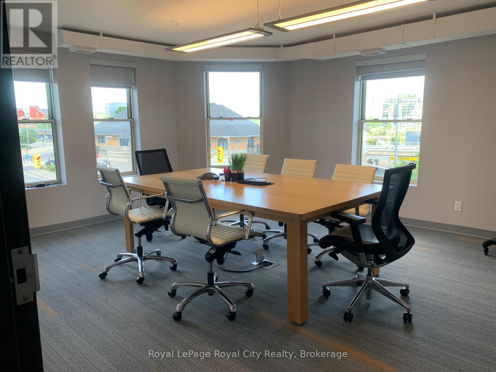 












201 - 2 WYNDHAM STREET N

,
Guelph (Downtown),




Ontario
N1H4E3

