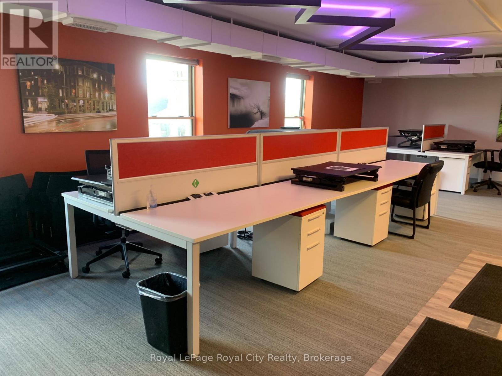 












201 - 2 WYNDHAM STREET N

,
Guelph (Downtown),




Ontario
N1H4E3

