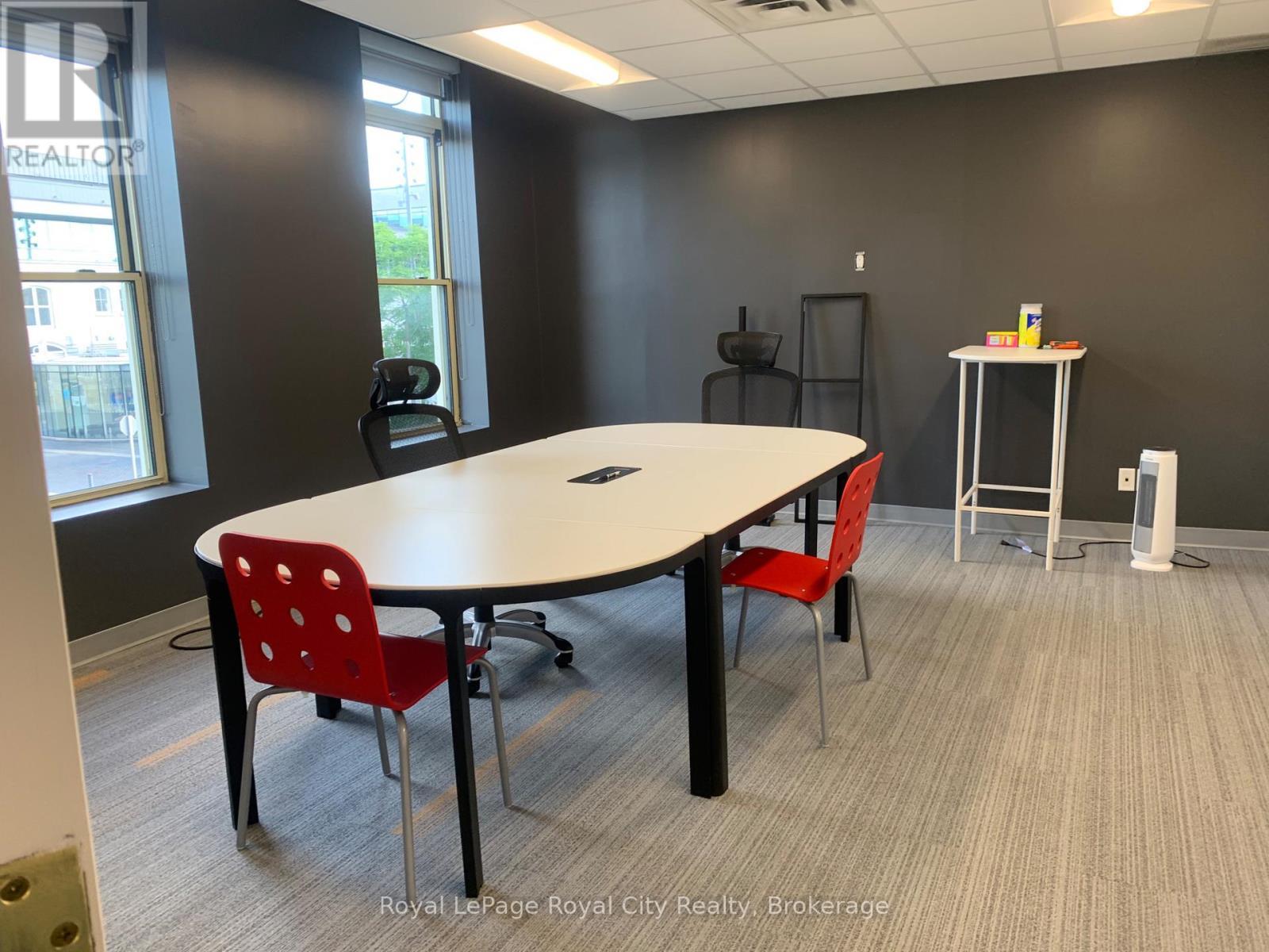 












201 - 2 WYNDHAM STREET N

,
Guelph (Downtown),




Ontario
N1H4E3

