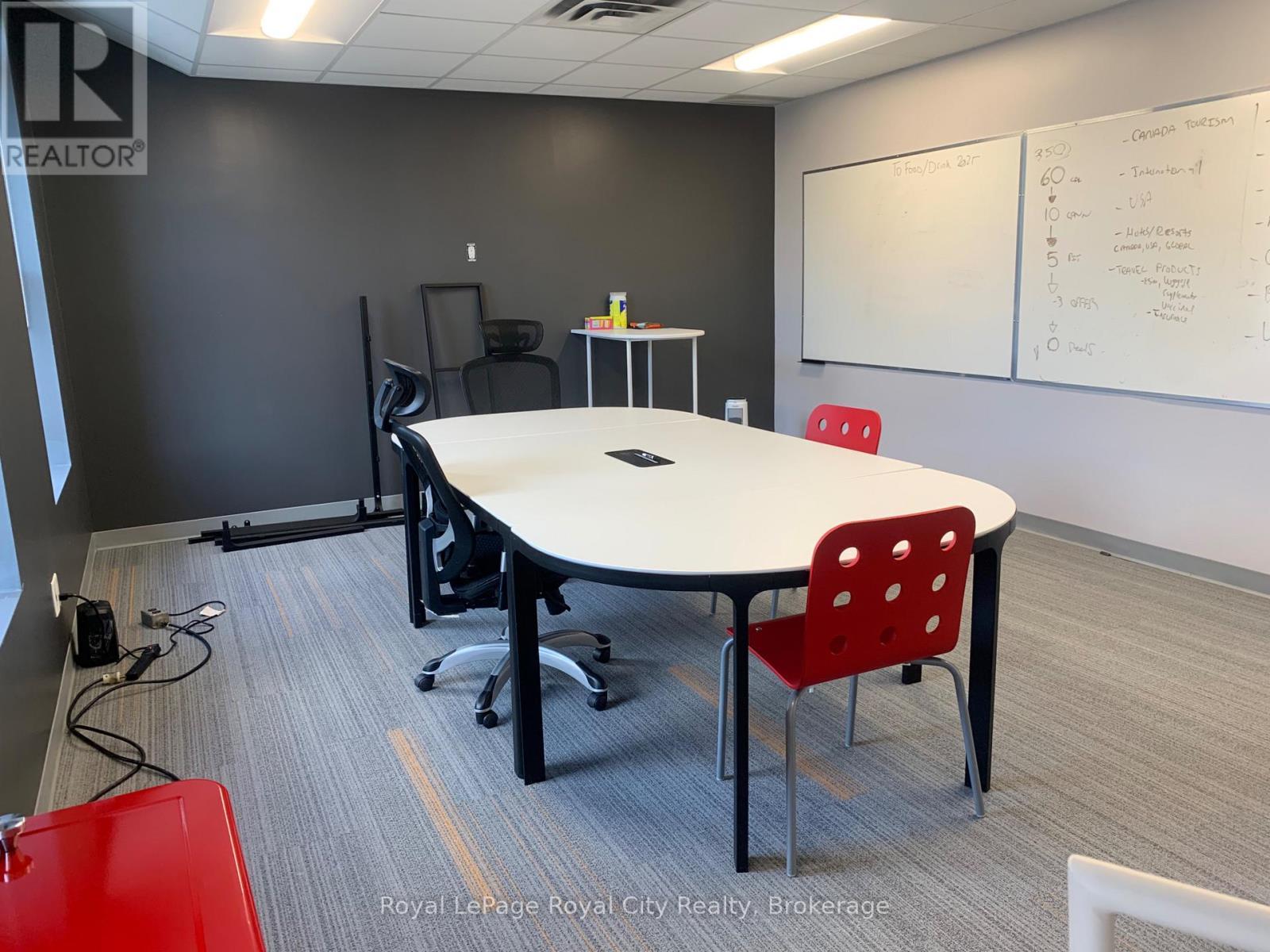 












201 - 2 WYNDHAM STREET N

,
Guelph (Downtown),




Ontario
N1H4E3

