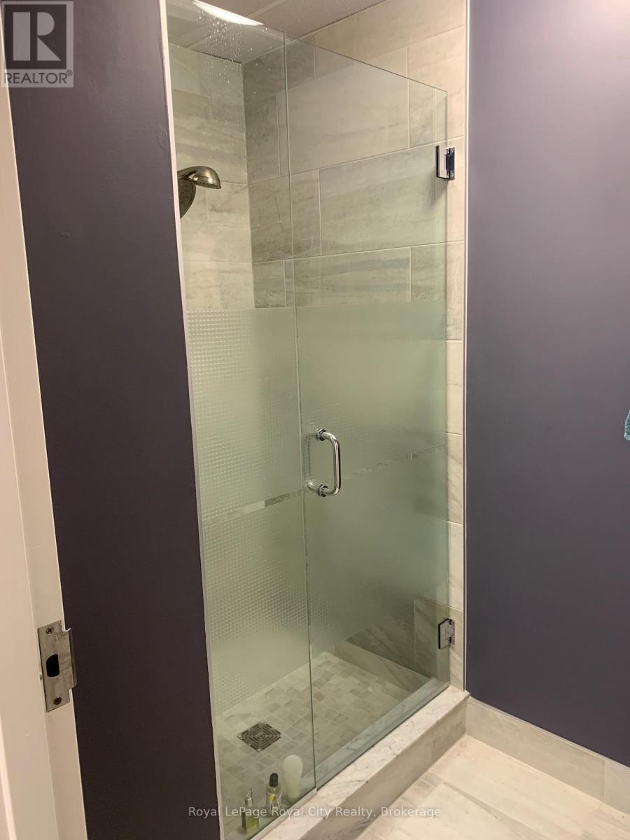 












201 - 2 WYNDHAM STREET N

,
Guelph (Downtown),




Ontario
N1H4E3

